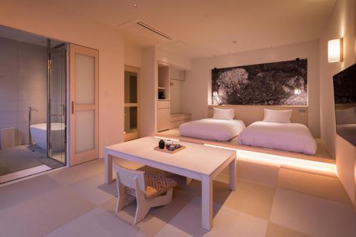 高千穂町にあるソレスト高千穂ホテルのベッドルーム1室(ベッド2台、テーブル付)、バスルーム1室が備わります。