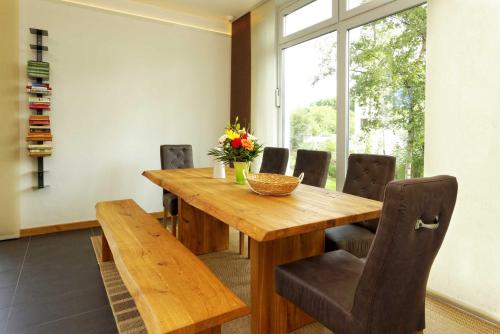 a dining room with a wooden table and chairs at Lotsenstieg 04 in Ostseebad Karlshagen