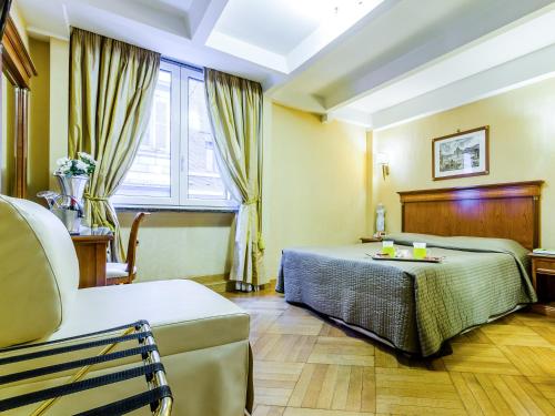 Un pat sau paturi într-o cameră la Luxury Rooms H 2000 Roma