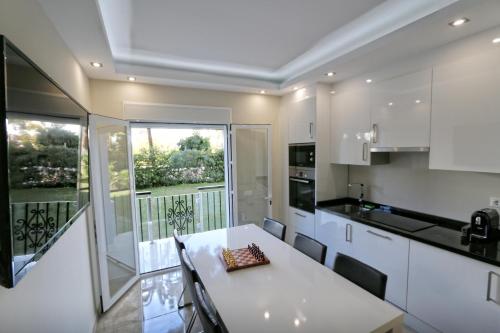 MARBELLA HOME RENTALS - 3BR Beachfront complex, Puerto Banus