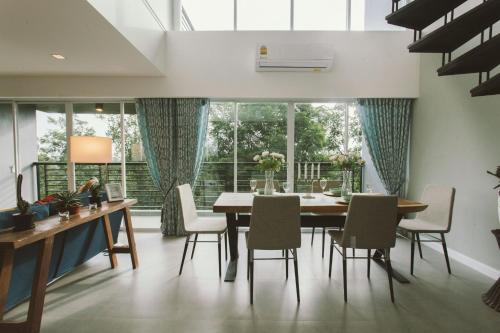 a dining room with a table and chairs at Urban Maerim in Mae Rim
