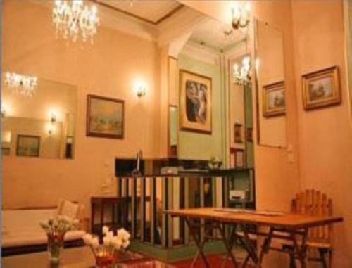 - un salon avec une table et une salle à manger dans l'établissement Villa Eden, à Nice