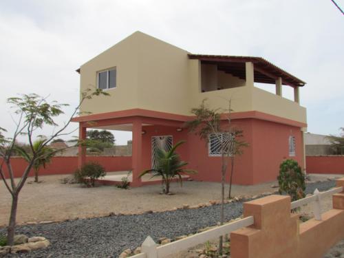 una casa con una cruz delante de ella en A Caminhada en Morro