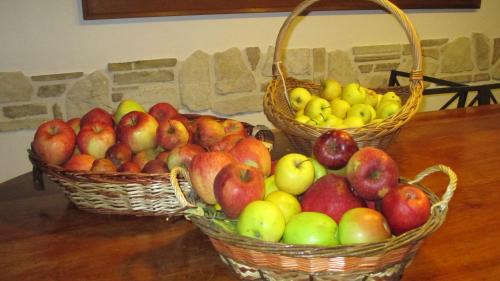 two baskets of apples and pears on a table at Il rifugio nel parco in Villetta Barrea