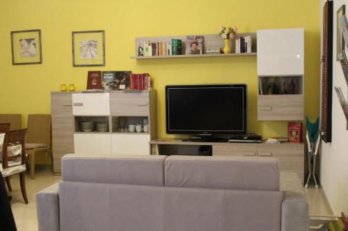 TV i/ili multimedijalni sistem u objektu Carbonara Apartment