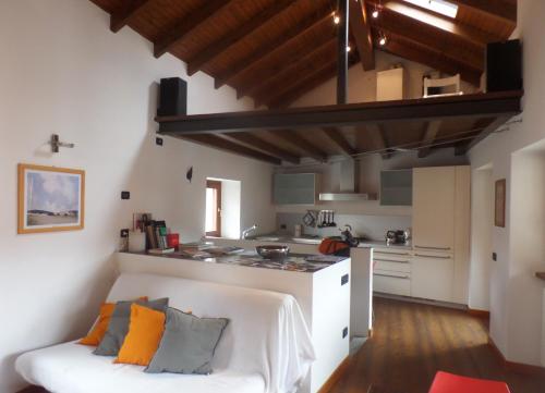 Casa del Gelsomino في ستريزا: غرفة معيشة مع أريكة ومطبخ