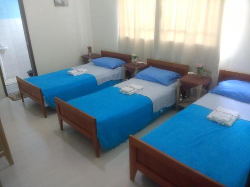 un grupo de 3 camas en una habitación en Hotel Guarany, en Canoinhas