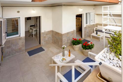 sala de estar de planta abierta con mesa y escalera en siciliacasevacanze - Marina Domus Rooms en Marina di Ragusa