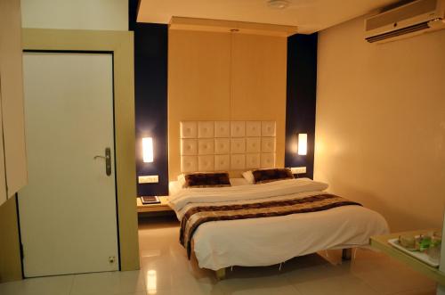 Hotel Alka Residencyにあるベッド