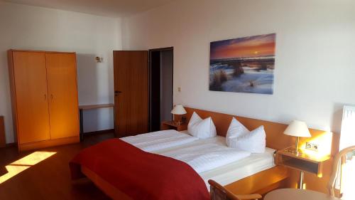 1 dormitorio con 1 cama y una pintura en la pared en Hotel Seerose en Wilhelmshaven