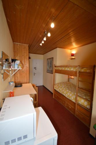 Habitación con 2 literas y cocina. en Studio Room, en Celerina