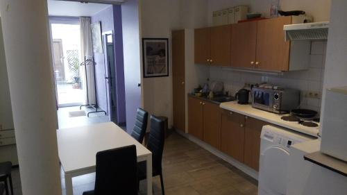- une cuisine avec une table, une table et des chaises dans l'établissement Apartment Number Ten, à Ypres