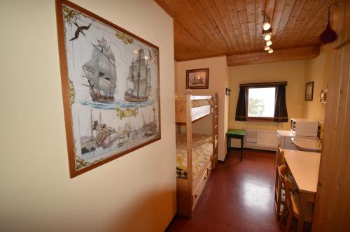 Habitación con 1 dormitorio y 1 litera en Studio Room, en Celerina