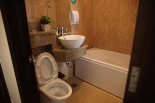 Bilik mandi di Huynh Duc 2 Hotel