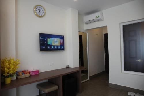 Televisyen dan/atau pusat hiburan di Huynh Duc 2 Hotel