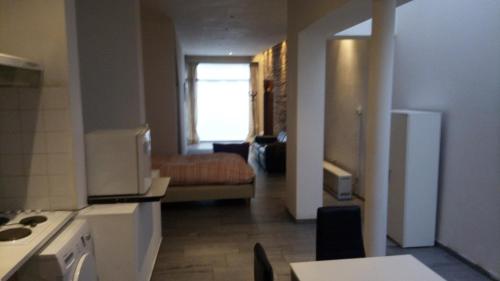 une chambre avec une cuisine et un salon dans l'établissement Apartment Number Ten, à Ypres
