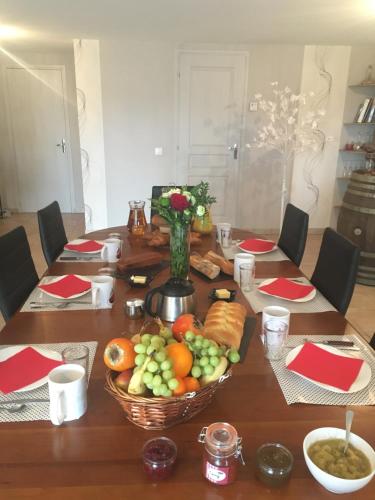 Saint-Caprais-de-BlayeにあるLa Closerie du Chêne Bleuの木製テーブル(フルーツバスケット付)