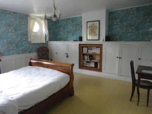 Schlafzimmer mit einem Bett, einem Tisch und Schränken in der Unterkunft Villa Tournesol in Tournai