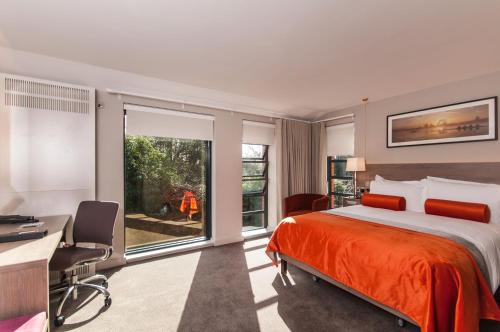 ヘンリー・オン・テムズにあるGreenlands Hotelのベッドルーム1室(ベッド1台、デスク、窓付)