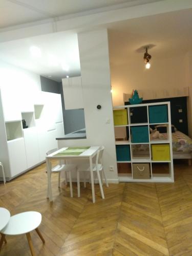 Cette petite chambre comprend une table et un lit. dans l'établissement Mercière Jacobins, à Lyon