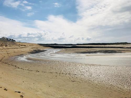 a view of a beach with a river at Le Noyer in Lithaire