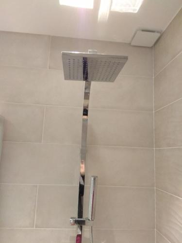 La salle de bains est pourvue d'une douche et d'un plafond. dans l'établissement Mercière Jacobins, à Lyon