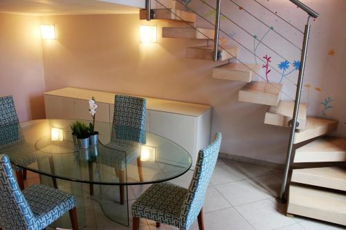 羅馬的住宿－Suite Manzoni，一间设有玻璃桌和椅子的用餐室