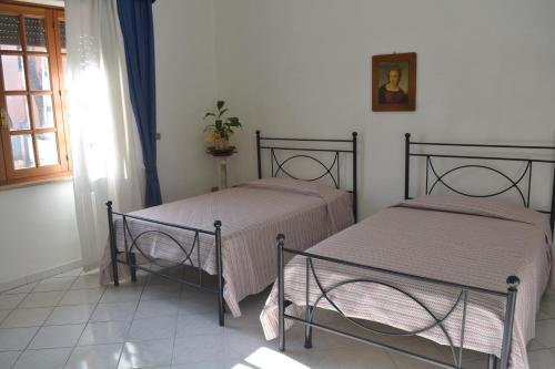 Camera con 2 letti singoli e finestra. di Appartamento Tuscany a Cenaia