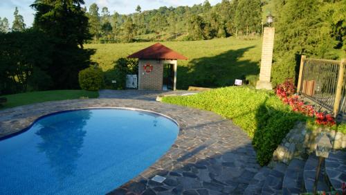 una piscina en un patio con cenador en Matisses Hotel & Spa en Santa Rosa de Cabal