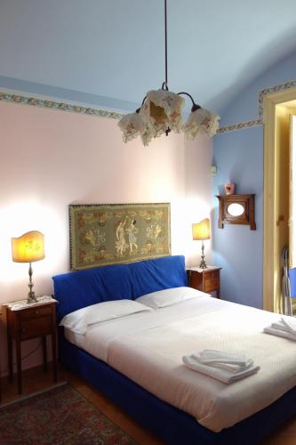 パレルモにあるVittorio Emanuele Rooms di Prinziの青いベッドルーム(大型ベッド1台、ランプ2つ付)