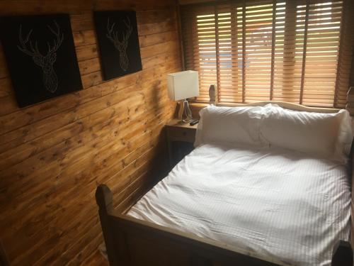 A bed or beds in a room at The Lakeside Lodge 