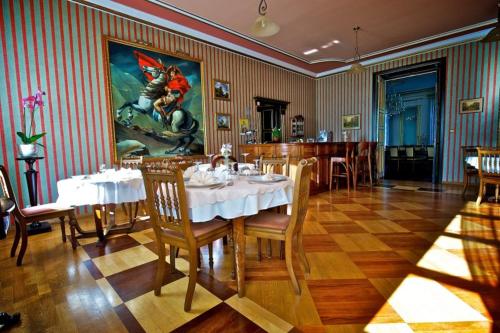 Reštaurácia alebo iné gastronomické zariadenie v ubytovaní Pałac w Małkowie
