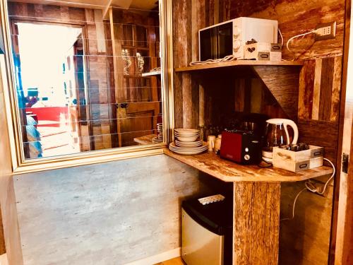 una pequeña cocina con encimera de madera y microondas en Apartamento Mirador, en Viña del Mar