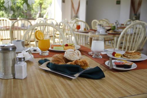 a table with a plate of breakfast food on it at Best Western PLUS Plaza Florida & Tower in Irapuato