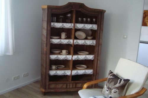 un meuble rempli de tasses et de vaisselle dans une pièce dans l'établissement Rustica, à Prunete