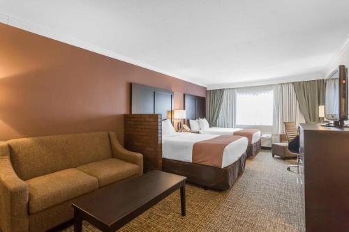 Habitación de hotel con 2 camas y sofá en Comfort Inn Murray – Salt Lake City South en Murray
