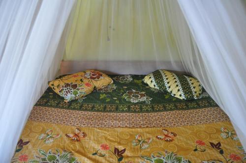Tempat tidur dalam kamar di Fun Family Guest House n Jungle Tour