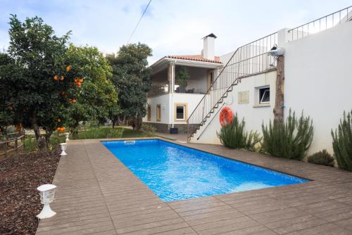 una piscina en el patio trasero de una casa en Casa De Santo Antão - Turismo Rural en Padrões