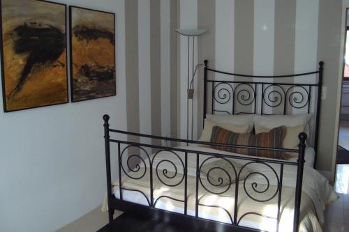 San-GiulianoにあるKallista 2のベッドルーム1室(黒いベッド1台、絵画2点付)