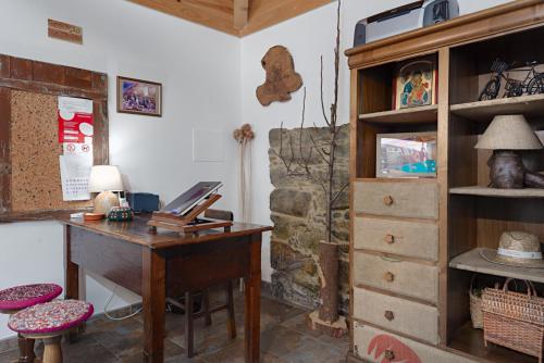 Camera con scrivania e cassettiera. di Casa De Santo Antão - Turismo Rural a Padrões