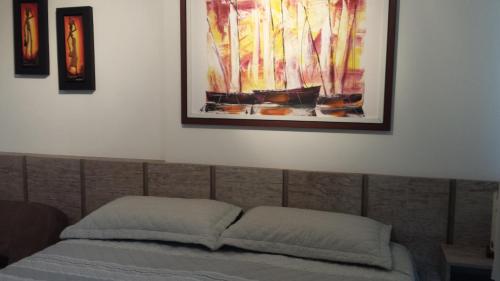 Schlafzimmer mit einem Bett mit Wandgemälde in der Unterkunft Flat Studio Tambaú Perto de Tudo in João Pessoa