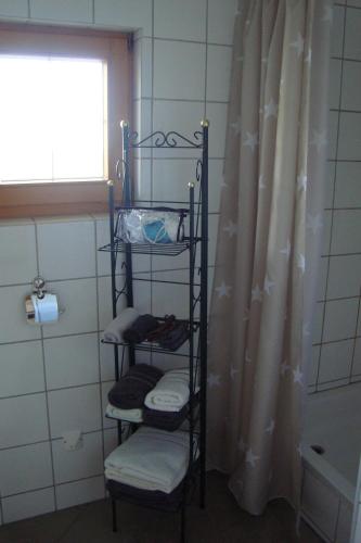 - un porte-serviettes dans la salle de bains à côté d'une douche dans l'établissement Kallista 1, à San-Giuliano