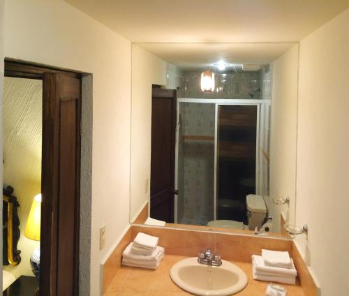 a bathroom with a sink and a mirror at Hotel Expres By Hosting House in Morelia