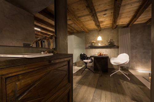 a kitchen with a desk and a white chair at Relais Bondaz in Aosta