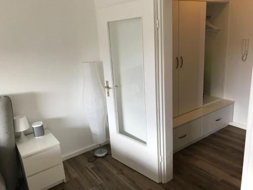 ハーメルンにあるFerienwohnung Weserblick-Hamelnの鏡とクローゼット付きの白い部屋