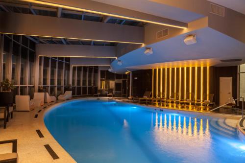 a large swimming pool in a hotel lobby at Hotel Las Americas Golden Tower Panamá in Panama City