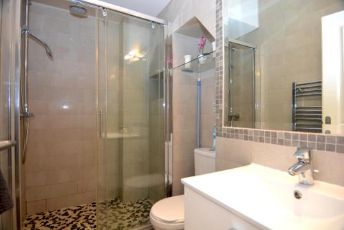 une salle de bain avec une douche, des toilettes et un lavabo dans l'établissement Je suis à Nice, à Nice