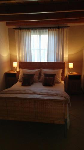 une chambre avec un grand lit avec une fenêtre dans l'établissement Kallista 1, à San-Giuliano