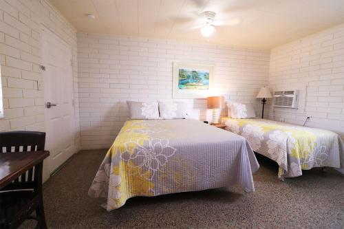 Кровать или кровати в номере Big River Marina & Lodge