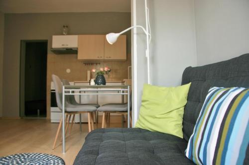 un soggiorno con divano e una cucina con tavolo di Apartma Tul a Izola